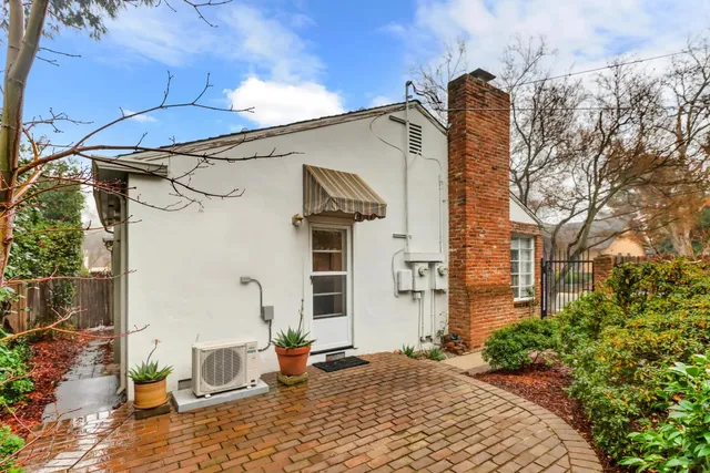 a view of a back yard of the building