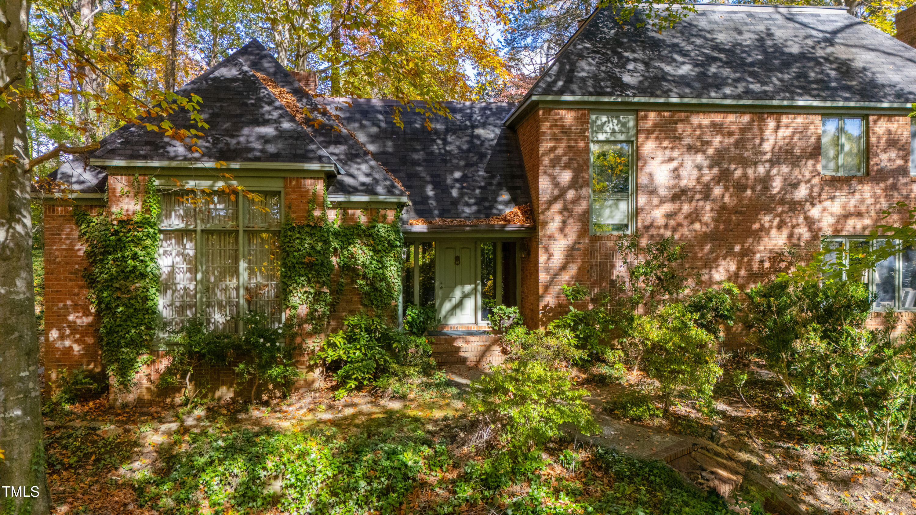 906 Marlowe Road Raleigh, NC 27609 - Photo 2 of 4 a backyard of a house with lots of green space