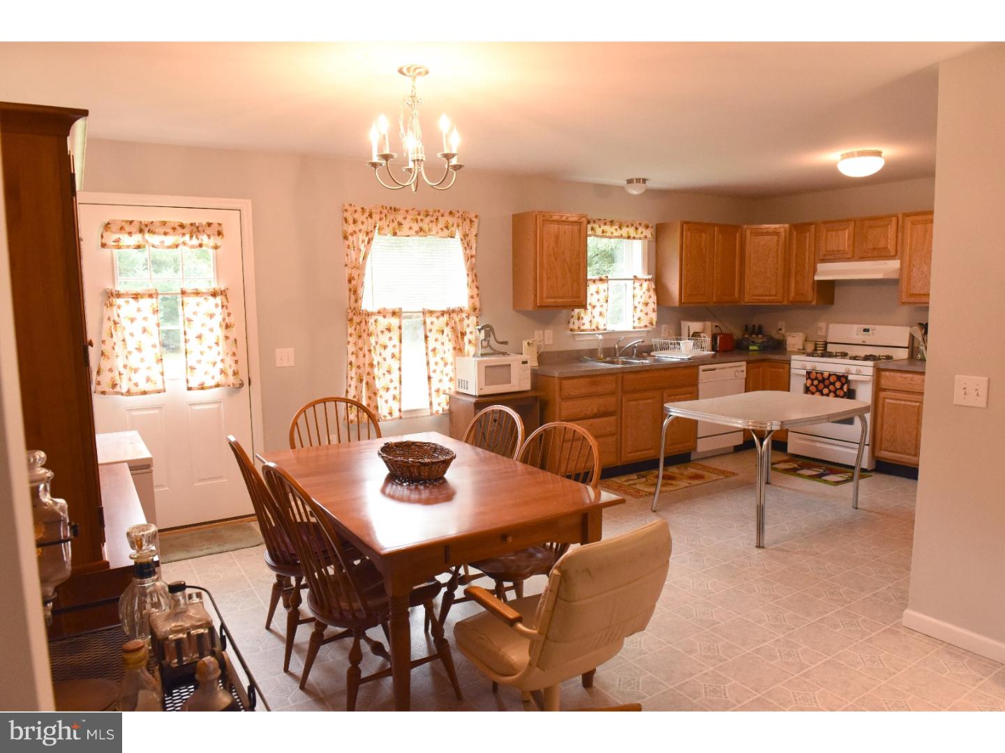 82 Hawkin Road Tabernacle, NJ 08088 - Photo 5 of 13 Large eat in kitchen