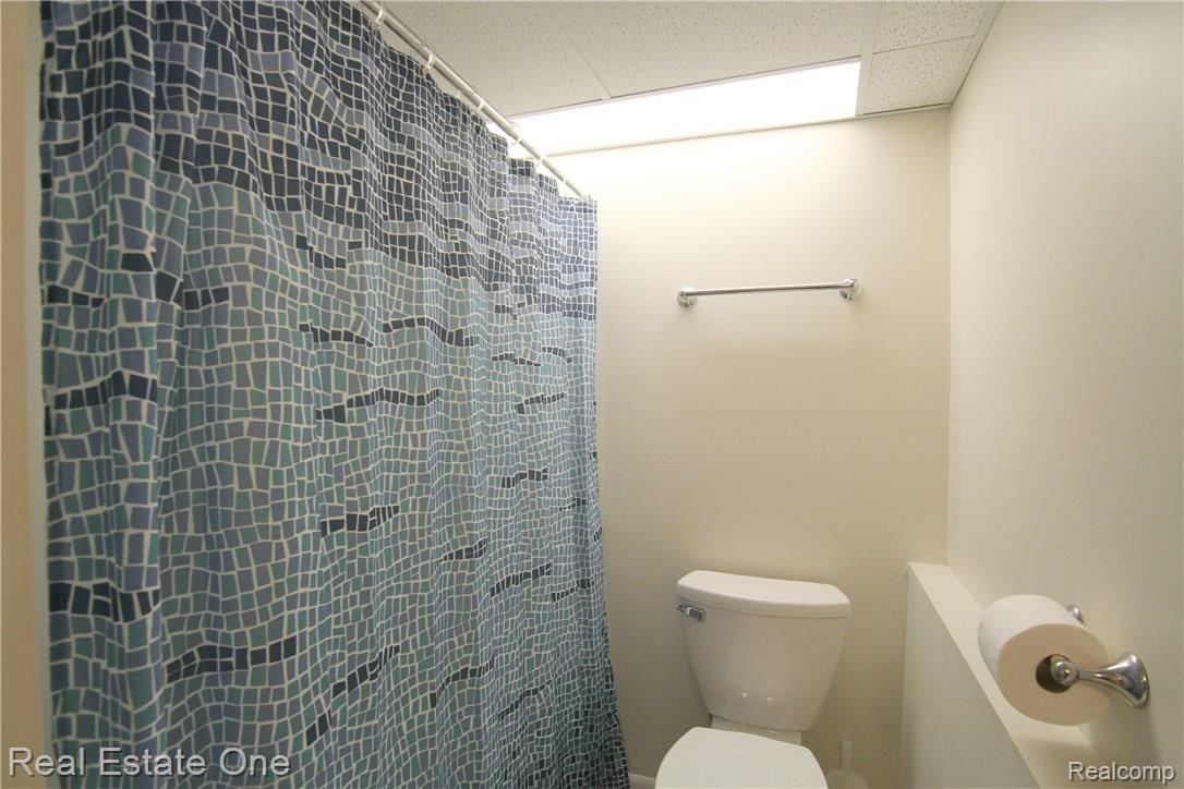 2822 Lone Tree Road Highland, MI 48357 - Photo 27 of 33 One piece tub and shower in walk-out basement.