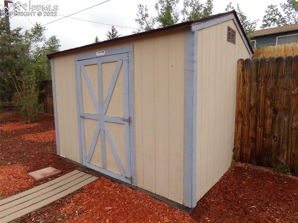 2515 Monterey Road Colorado Springs, CO 80910 - Photo 32 of 32 a backyard of a house
