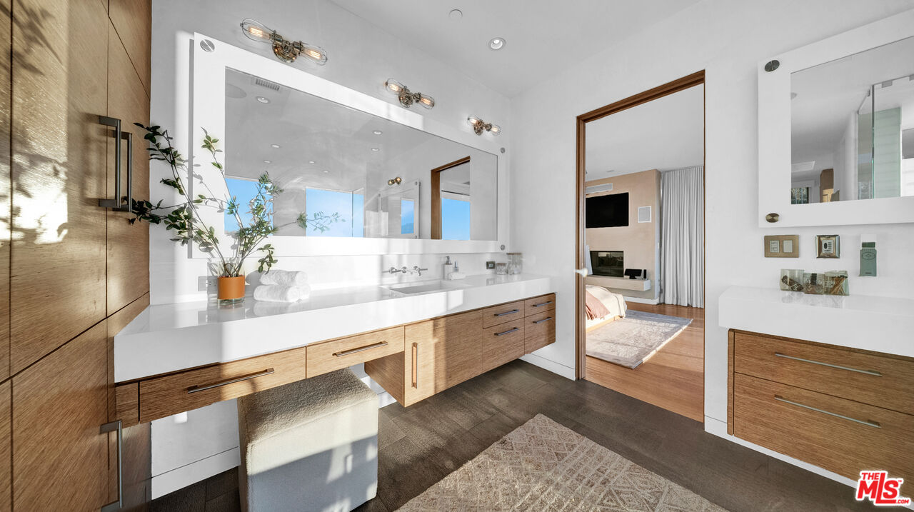 2915 Tuna Canyon Road Topanga, CA 90290 - Photo 27 of 45 a spacious en suite bathroom with double vanity and a bathtub