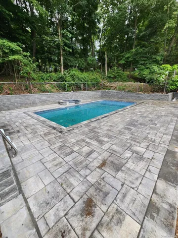 a view of a backyard