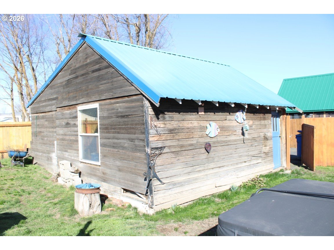 212 Concord Street Helix, OR 97835 - Photo 20 of 22 a backyard of a house with lots of green space