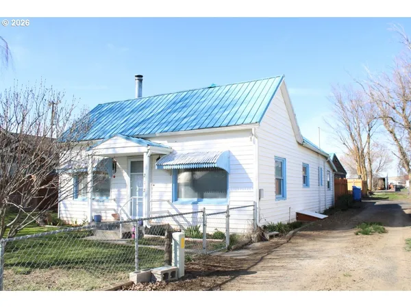 a view of a house with backyard