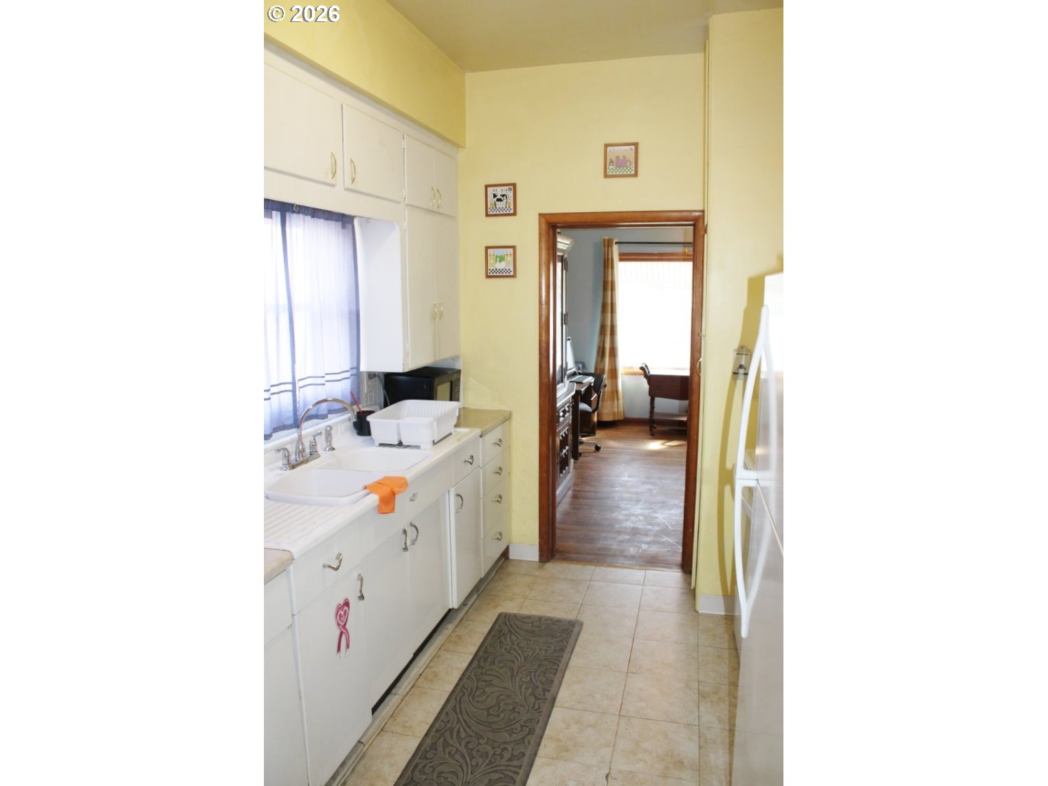 212 Concord Street Helix, OR 97835 - Photo 7 of 22 a en suite bathroom with a sink a mirror and shower