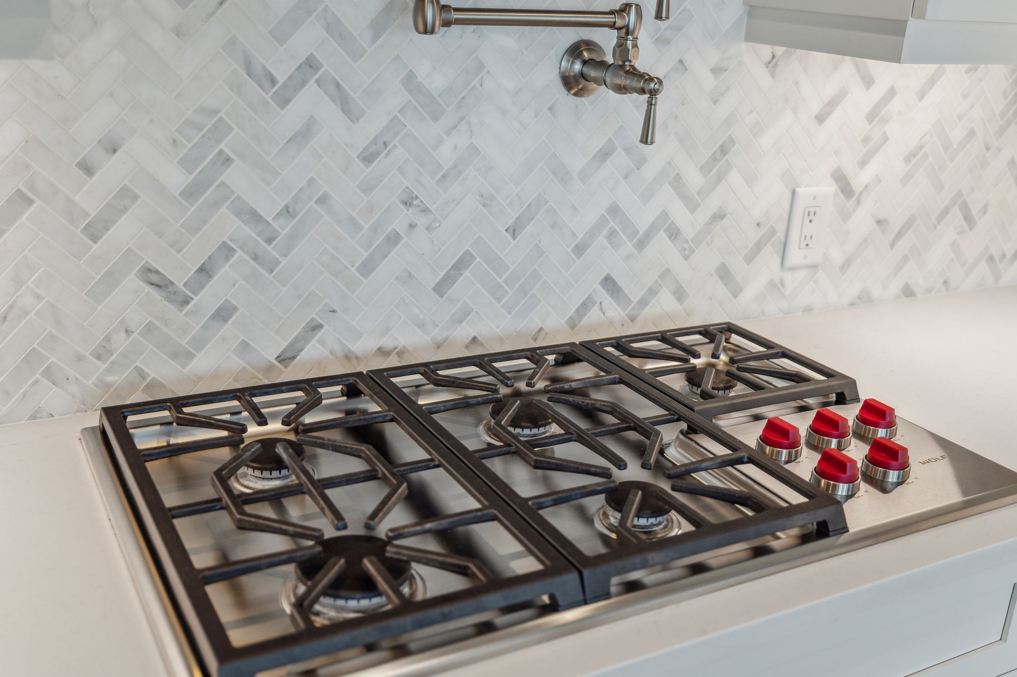20 Rutledge Street, Unit 605 Nashville, TN 37210 - Photo 7 of 63 5 gas-powered burners to please the chef! Also notice the pot-filler the sellers had installed. You'll find this in few, if any, condos in this building.