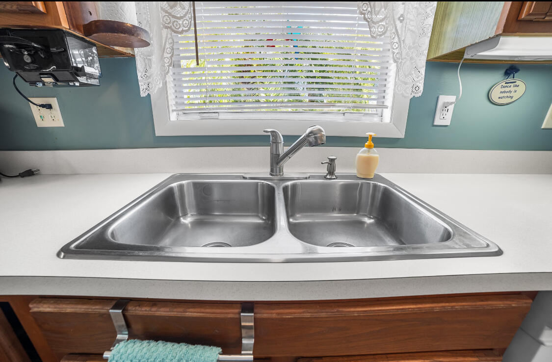 3966 Northwest 20th Avenue Okeechobee, FL 34972 - Photo 11 of 35 a close view of sink and a microwave
