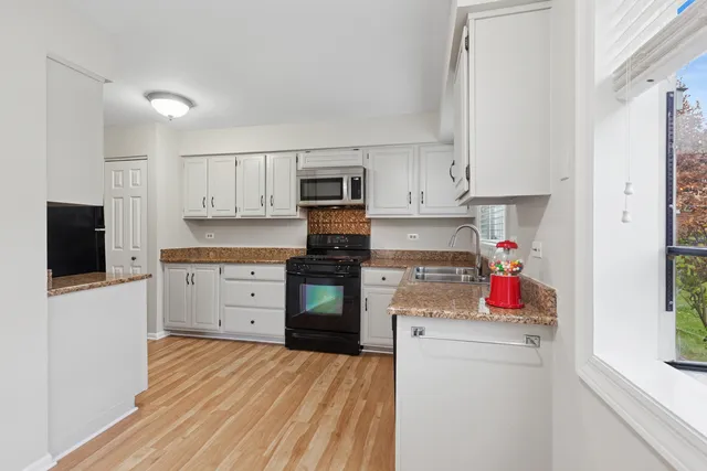 $350,000 | 724 Maplewood Court, Unit 34B, Willowbrook, IL 60527