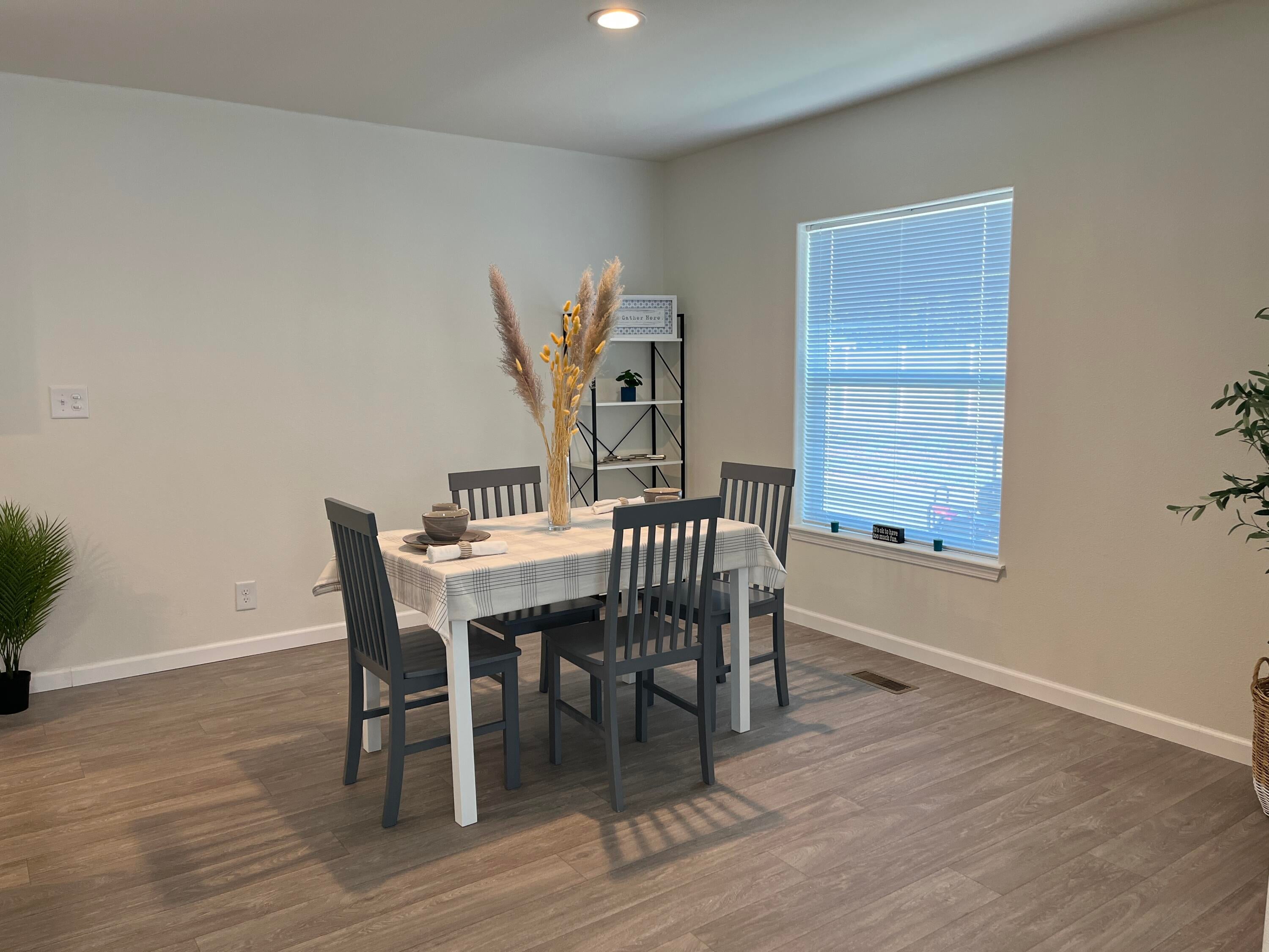 300 Luman Road, Unit 205 Phoenix, OR 97535 - Photo 7 of 25 IMG_2524