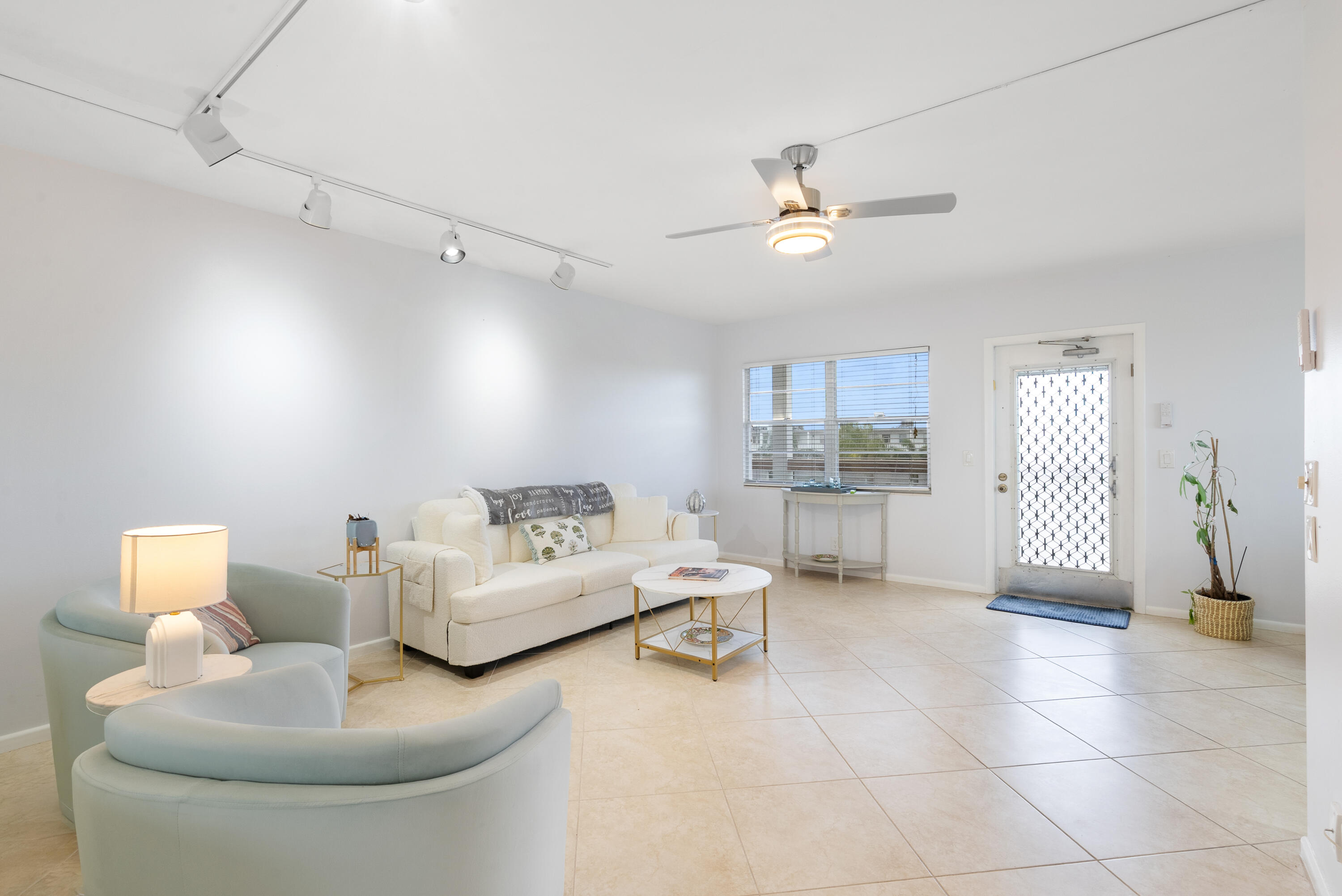 4060 Cornwall C Boca Raton, FL 33434 - Photo 3 of 25 DSC03256