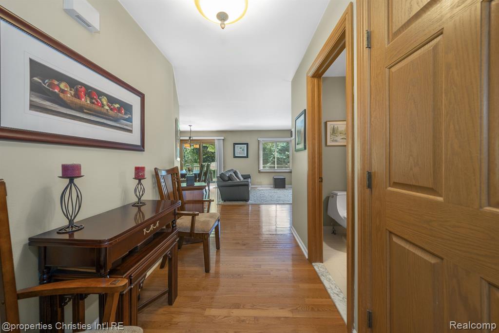 2163 Rochelle Park Drive Rochester Hills, MI 48309 - Photo 7 of 35