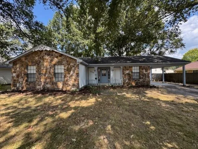 a view of a house with a yard