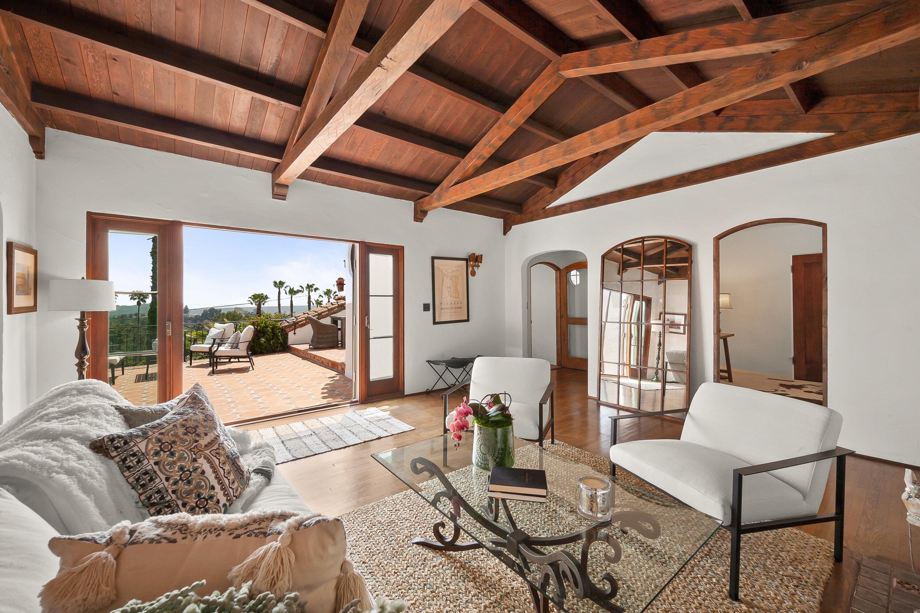 870 Windsor Way Santa Barbara, CA 93105 - Photo 4 of 59 a living room with furniture