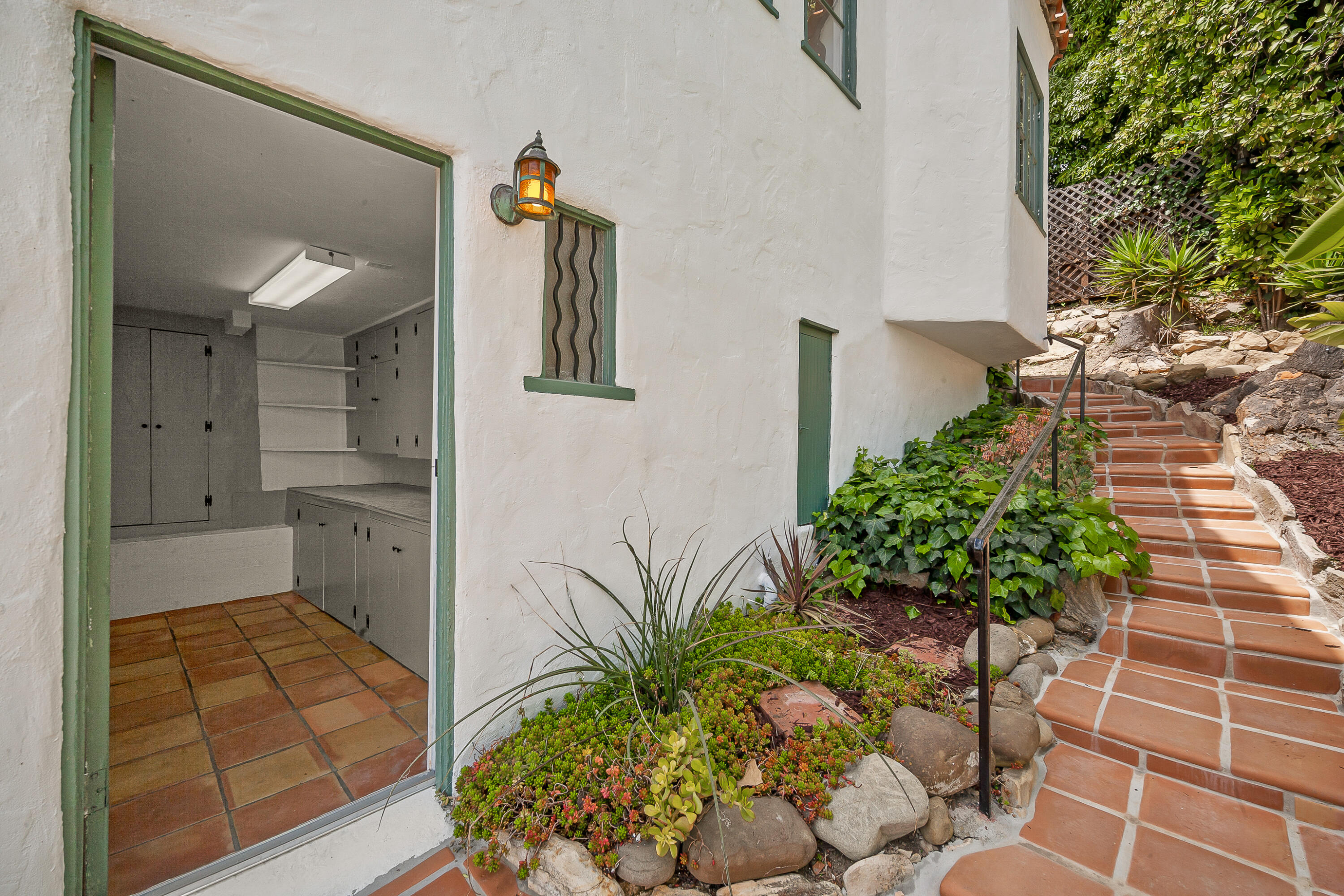 870 Windsor Way Santa Barbara, CA 93105 - Photo 50 of 59 a bathroom with a sink and a mirror