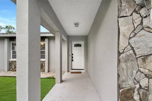 a view of an entryway with a livingroom