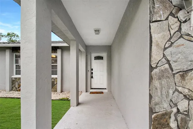 a view of an entryway with a livingroom