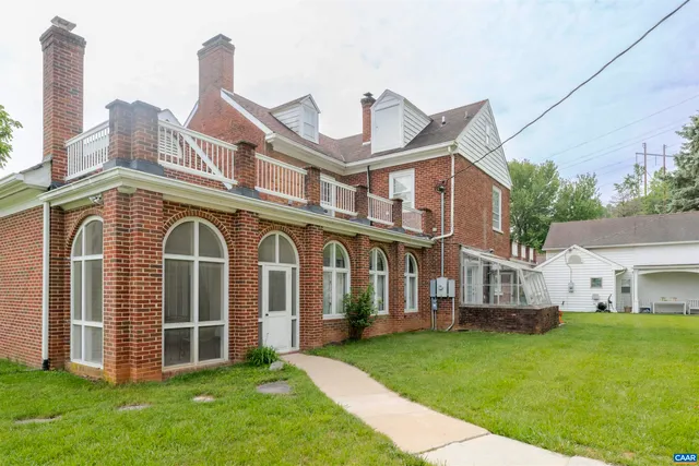 a view of a back yard of the house
