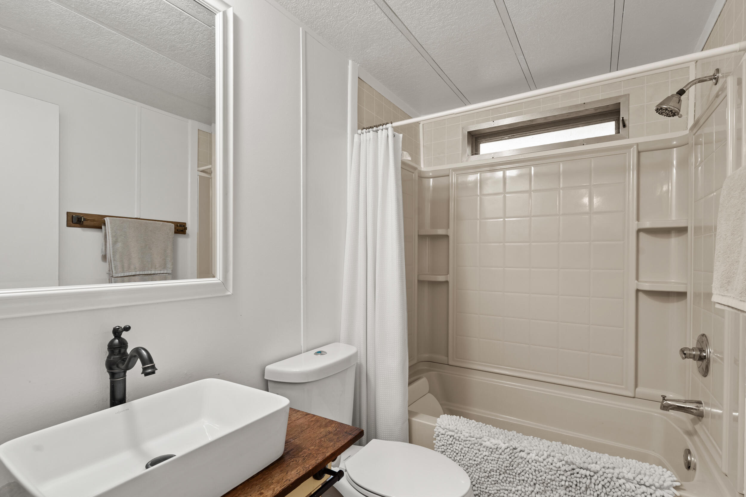 315 Queens Branch Road Rogue River, OR 97537 - Photo 17 of 42 Hall Bathroom