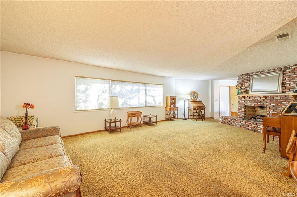 14437 Ricaree Road Apple Valley, CA 92307 - Photo 15 of 41 apv living room