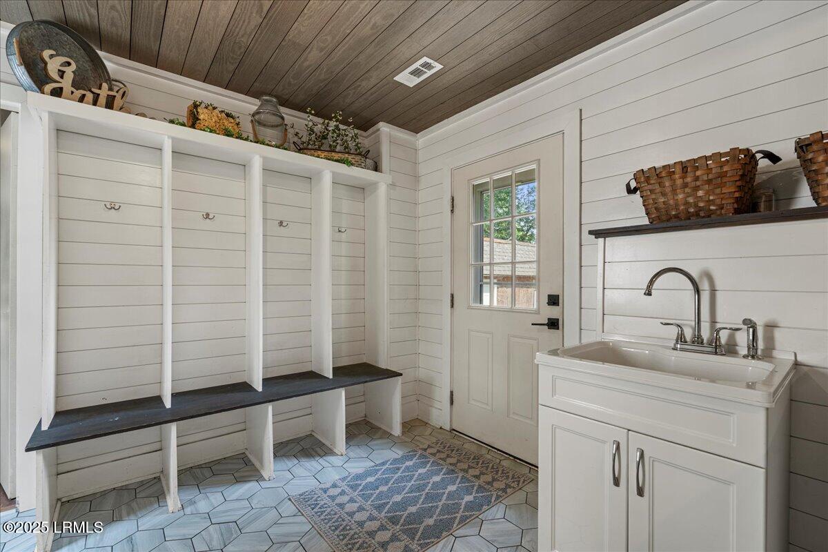 2403 State Rd S-7-386 Beaufort, SC 29902 - Photo 5 of 36 19-Laundry Room