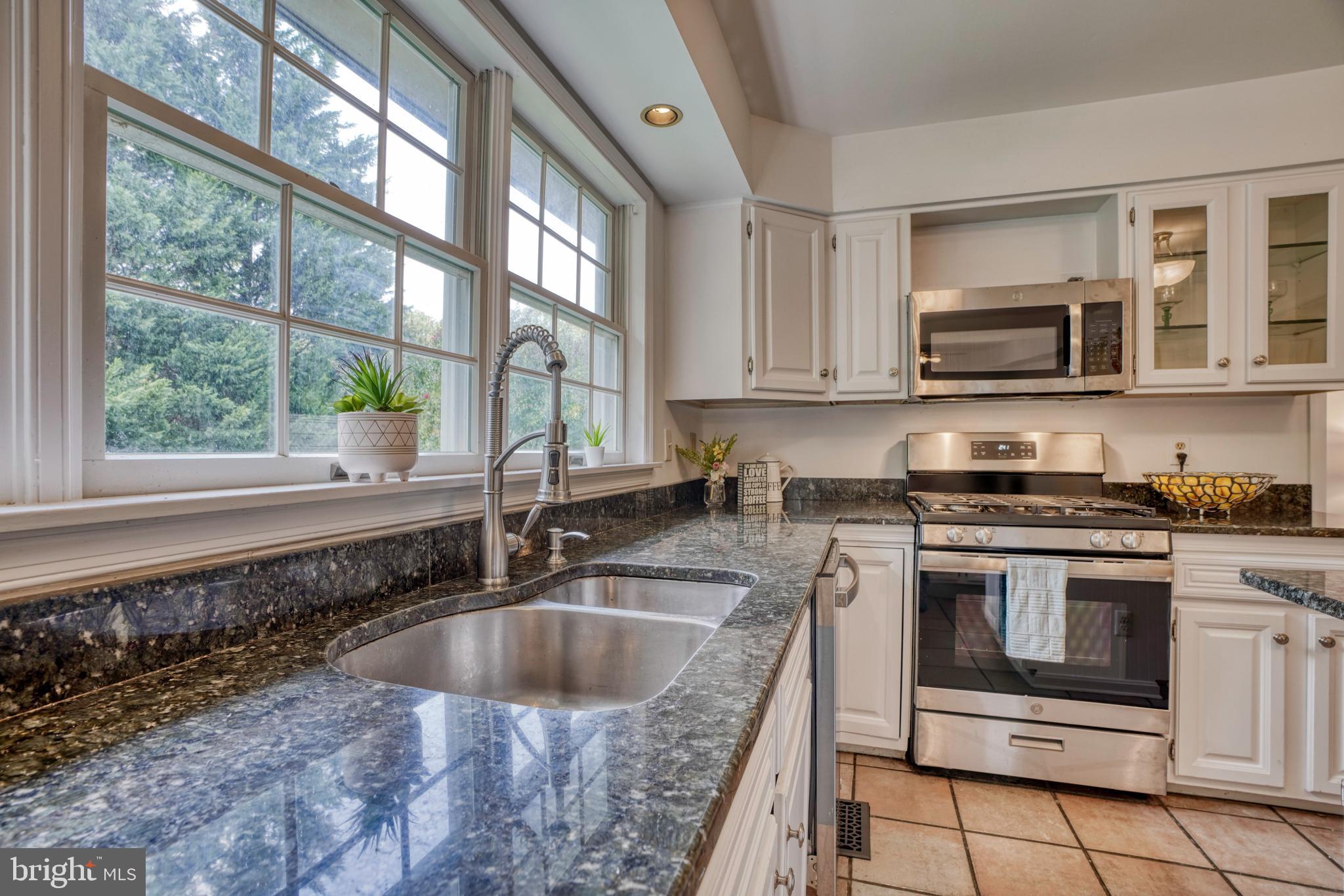 9302 Bellbeck Road Baltimore, MD 21234 - Photo 10 of 31 Kitchen