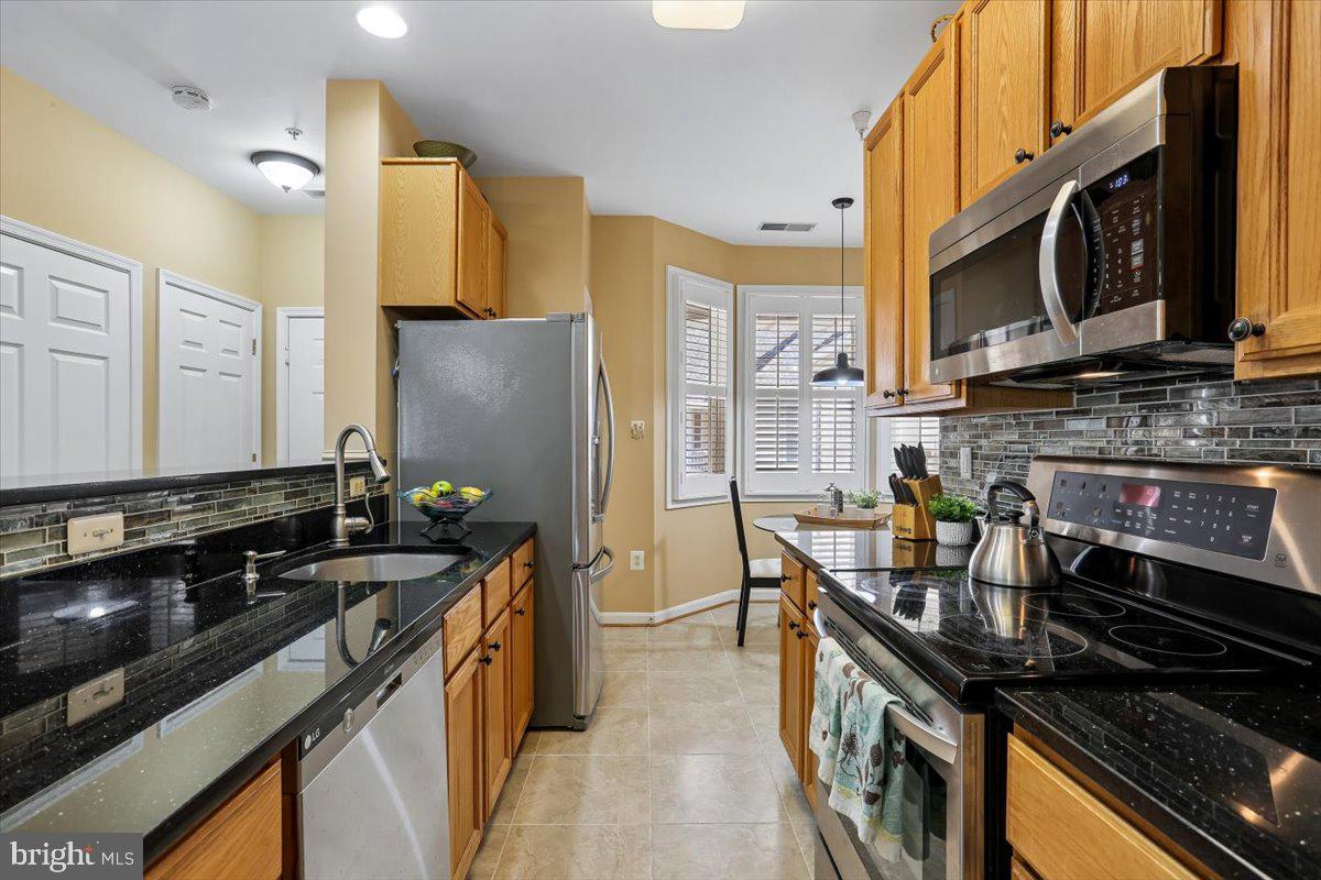 12708 Found Stone Road, Unit 3302 Germantown, MD 20876 - Photo 16 of 56 Glass backsplash