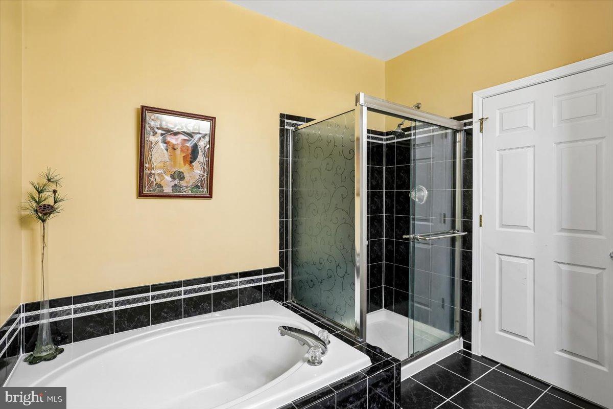 12708 Found Stone Road, Unit 3302 Germantown, MD 20876 - Photo 41 of 56 Separate tub and soaking tub