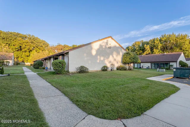 a view of a house with a backyard