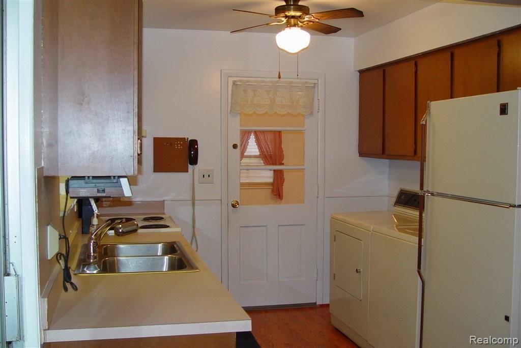 32401 West 9 Mile Road Farmington, MI 48336 - Photo 6 of 19 Laundry