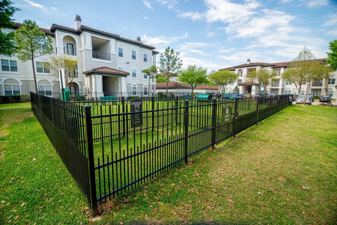 2840 Shadowbriar Drive, Unit B3 Houston, TX 77077 - Photo 16 of 22 a view of a garden from a balcony