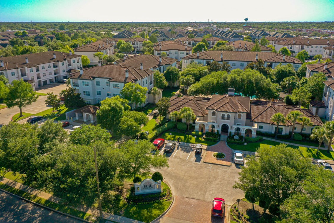 2840 Shadowbriar Drive, Unit B3 Houston, TX 77077 - Photo 20 of 22 an aerial view of a houses with a yard