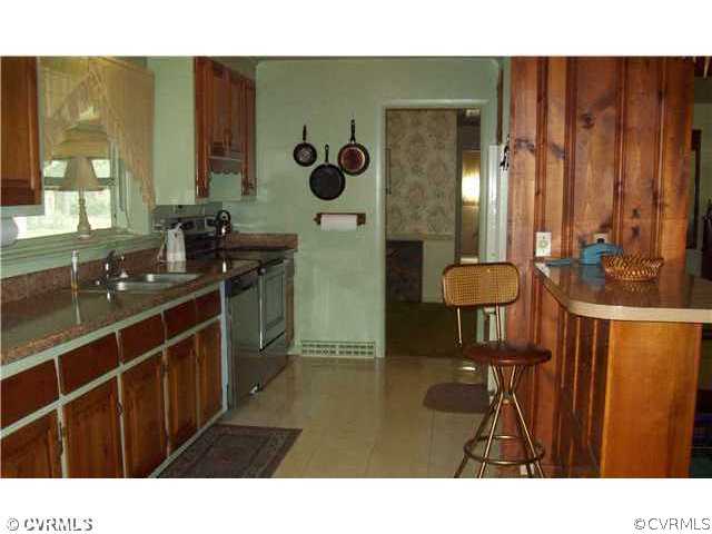5511 Coxson Road Sandston, VA 23231 - Photo 3 of 9 Kitchen - Nice eat-in kitchen with new countertops