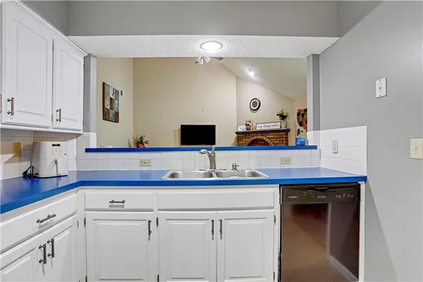 $200,000 | 13825 West 58th Terrace, Unit 6, Shawnee, KS 66216