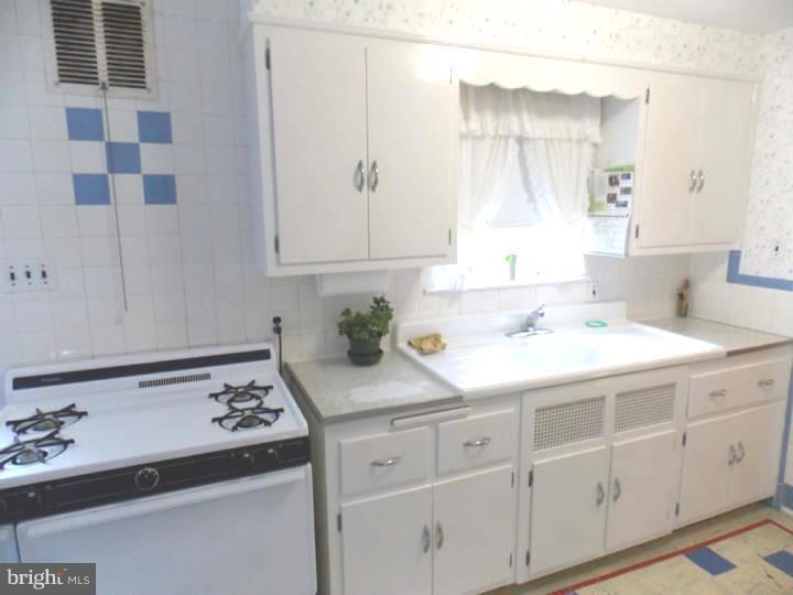 136 Johns Road Cheltenham, PA 19012 - Photo 11 of 20 Kitchen