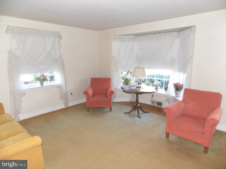 136 Johns Road Cheltenham, PA 19012 - Photo 4 of 20 Living Room