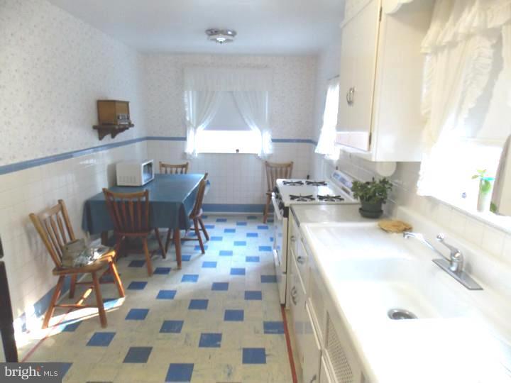 136 Johns Road Cheltenham, PA 19012 - Photo 9 of 20 Kitchen