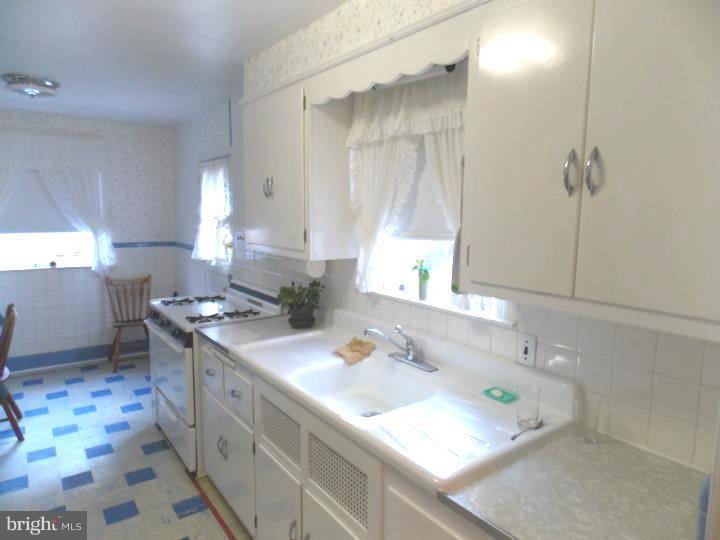136 Johns Road Cheltenham, PA 19012 - Photo 10 of 20 Kitchen
