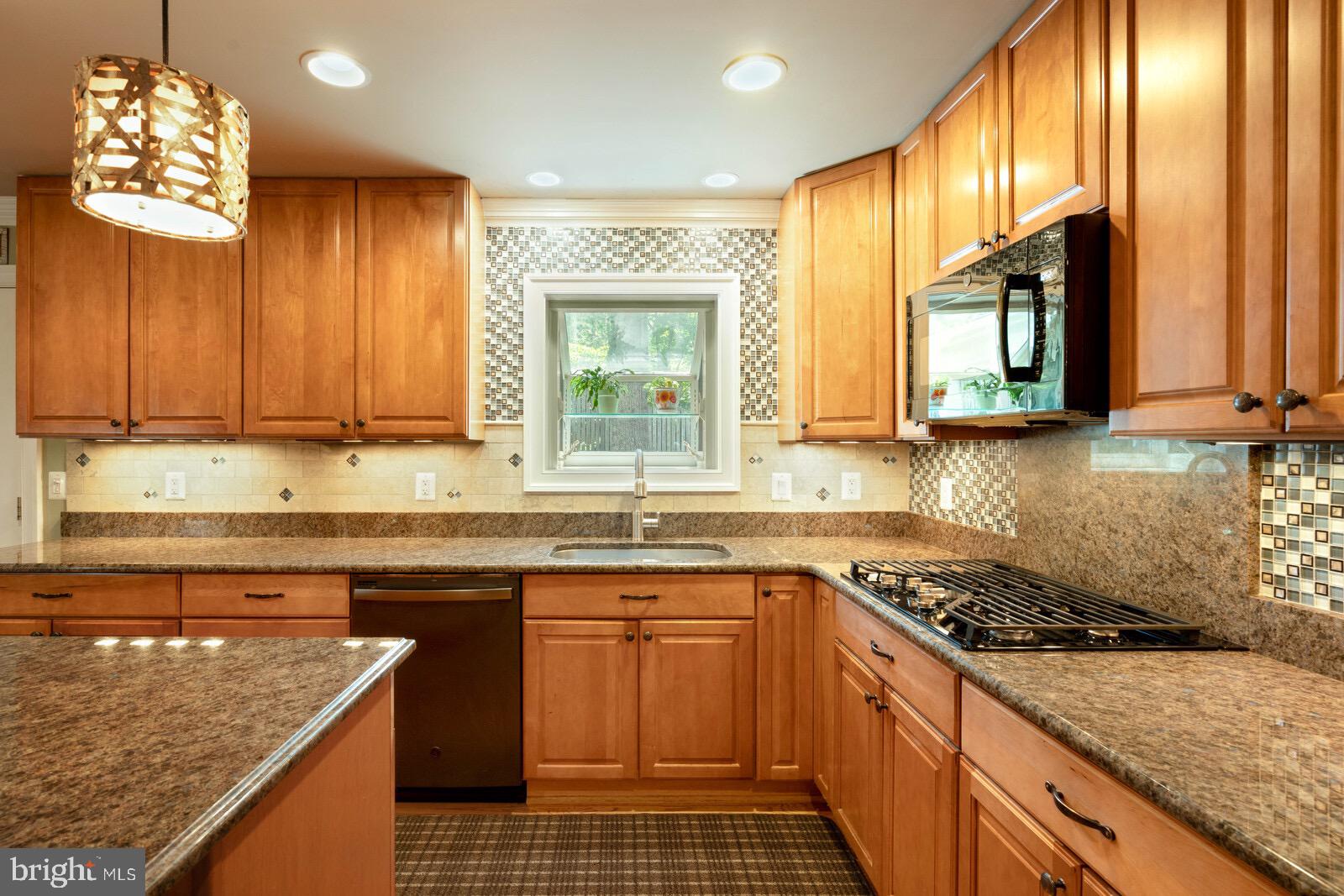 7021 Maple Tree Lane Springfield, VA 22152 - Photo 15 of 44 FIVE-BURNER GAS COOKTOP