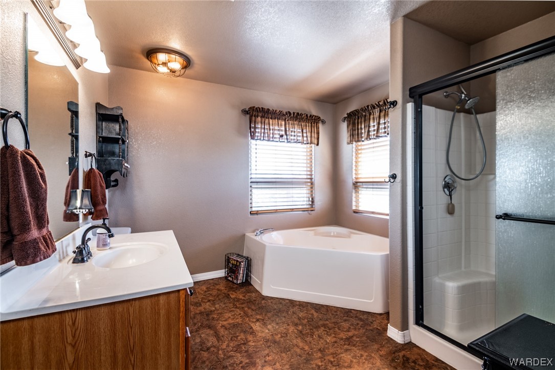 10363 East Blake Ranch Road Kingman, AZ 86401 - Photo 28 of 79 a bathroom with a sink and mirror with bathtub