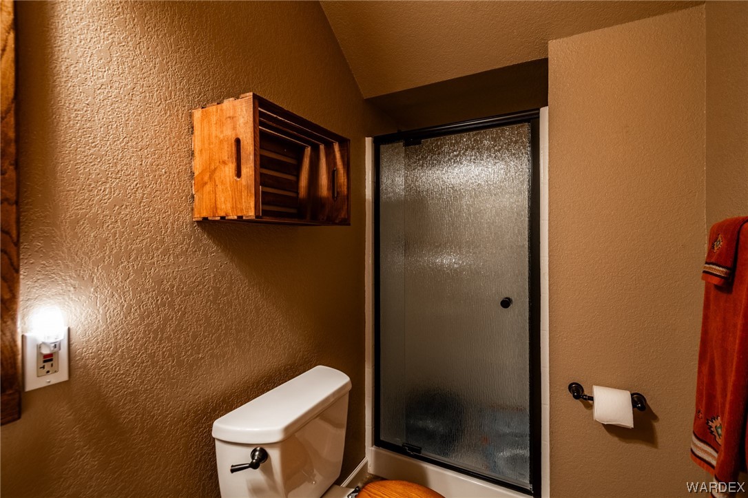 10363 East Blake Ranch Road Kingman, AZ 86401 - Photo 33 of 79 a bathroom with a toilet and a shower