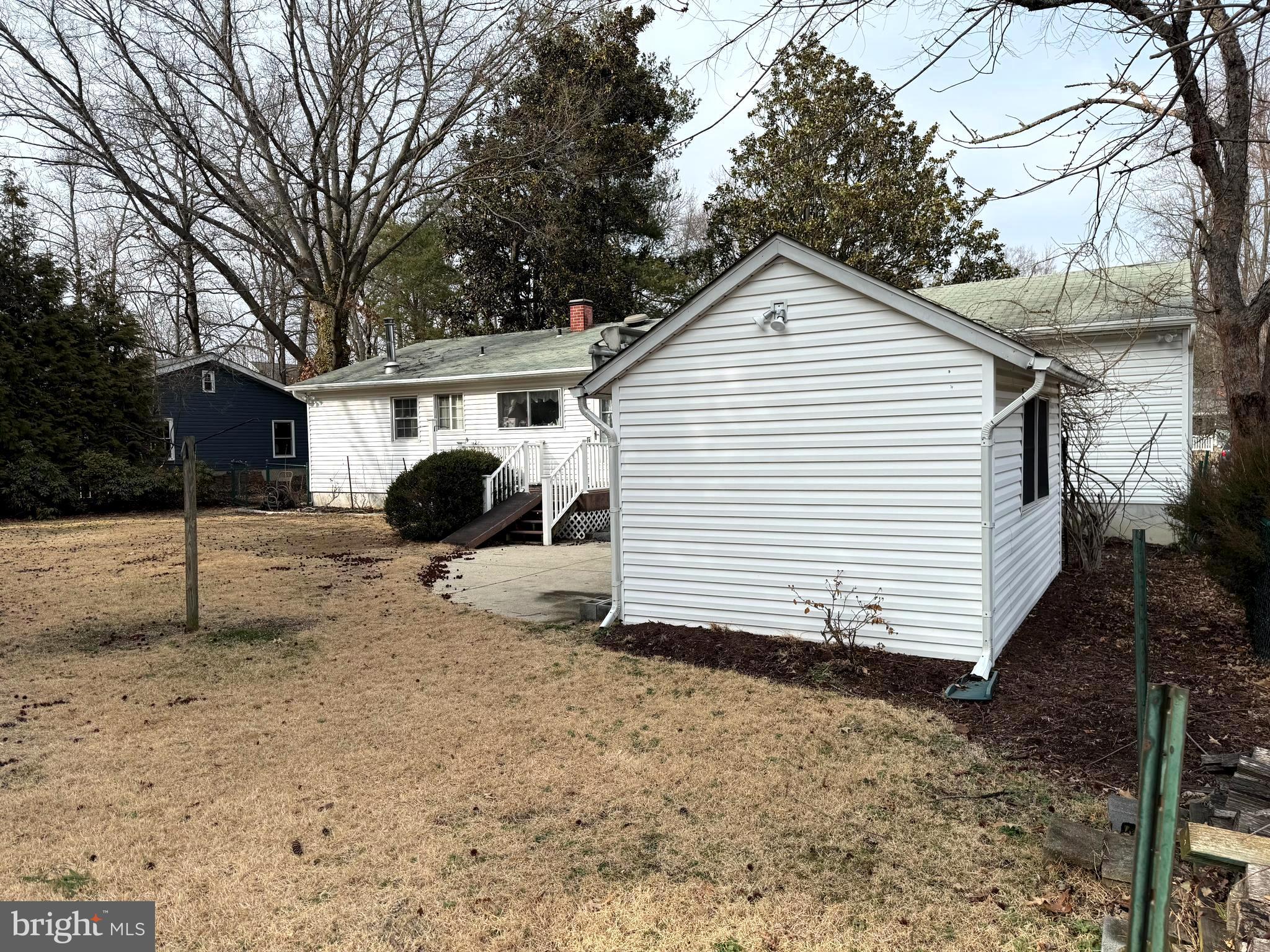 804 Cypress Beach Road Severna Park, MD 21146 - Photo 5 of 19 Windows on both sides of Man/Cave or She Shed