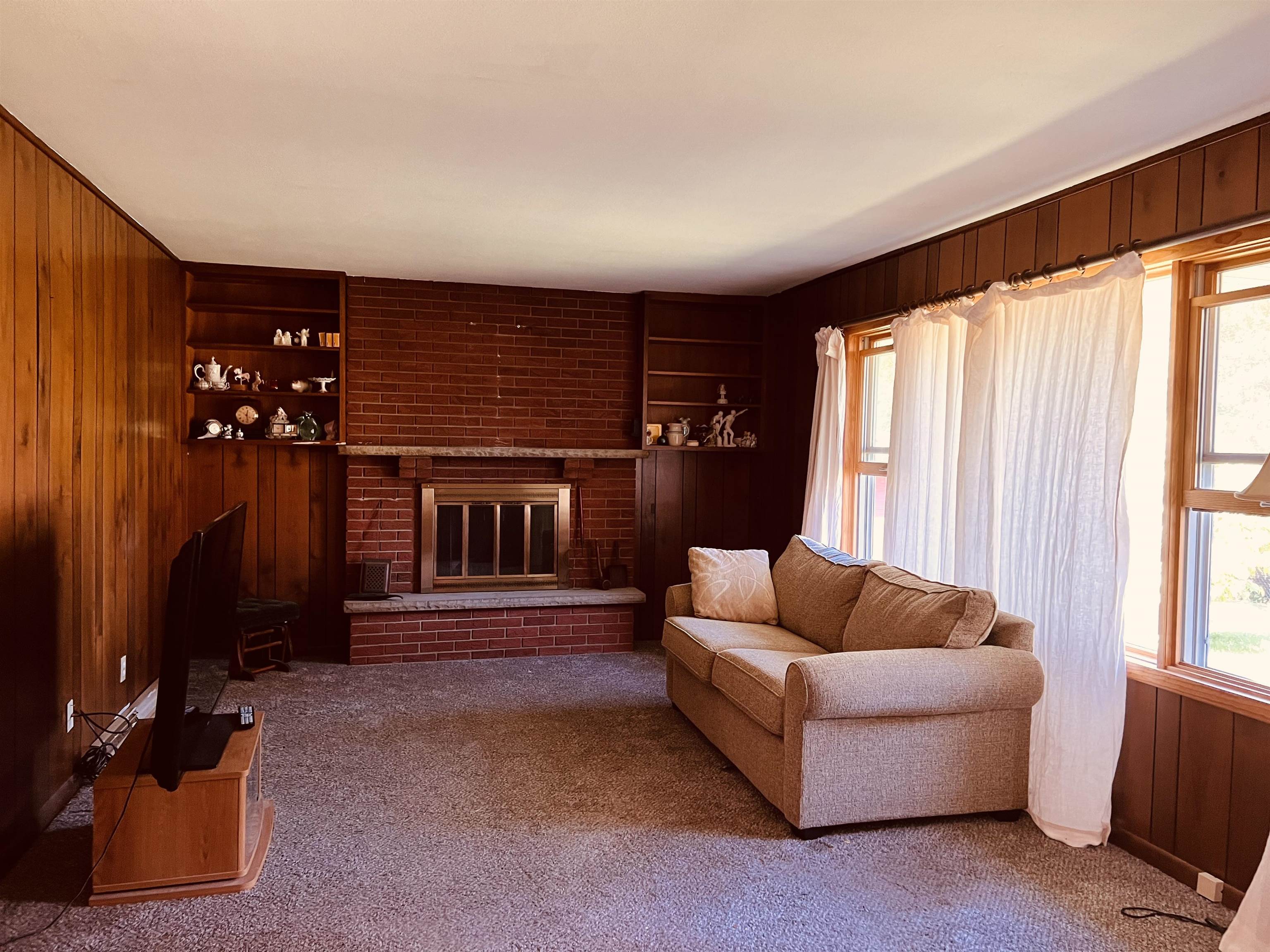 1216 Hillcrest Road Rockford, IL 61108 - Photo 4 of 13 a living room with furniture and a window