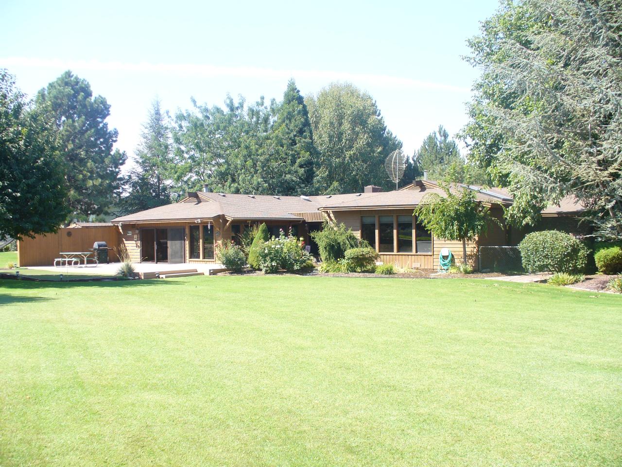 1022 Scoon Road Sunnyside, WA 98944 - Photo 2 of 5 a front view of a house with a garden