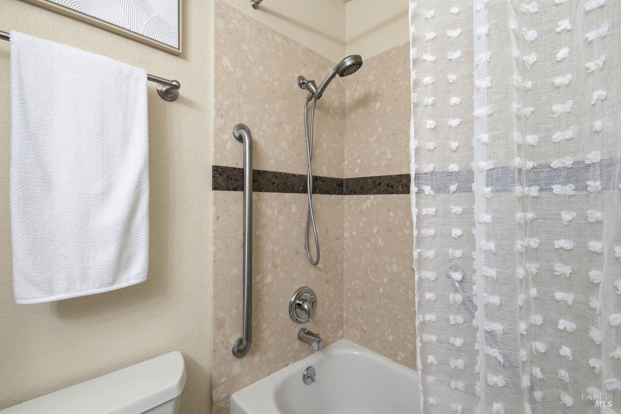 300 Los Alamos Road, Unit 104 Santa Rosa, CA 95409 - Photo 25 of 41 Full bathroom.