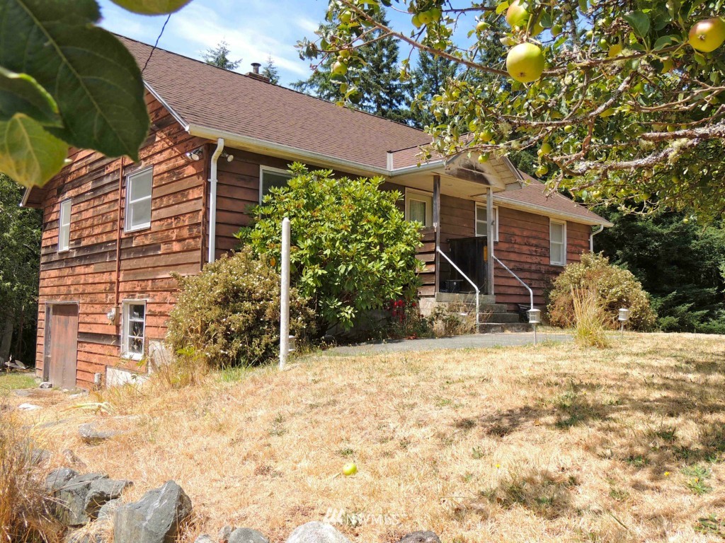 7230 Cultus Bay Road Clinton, WA 98236 - Photo 2 of 25 Gallery Image 2