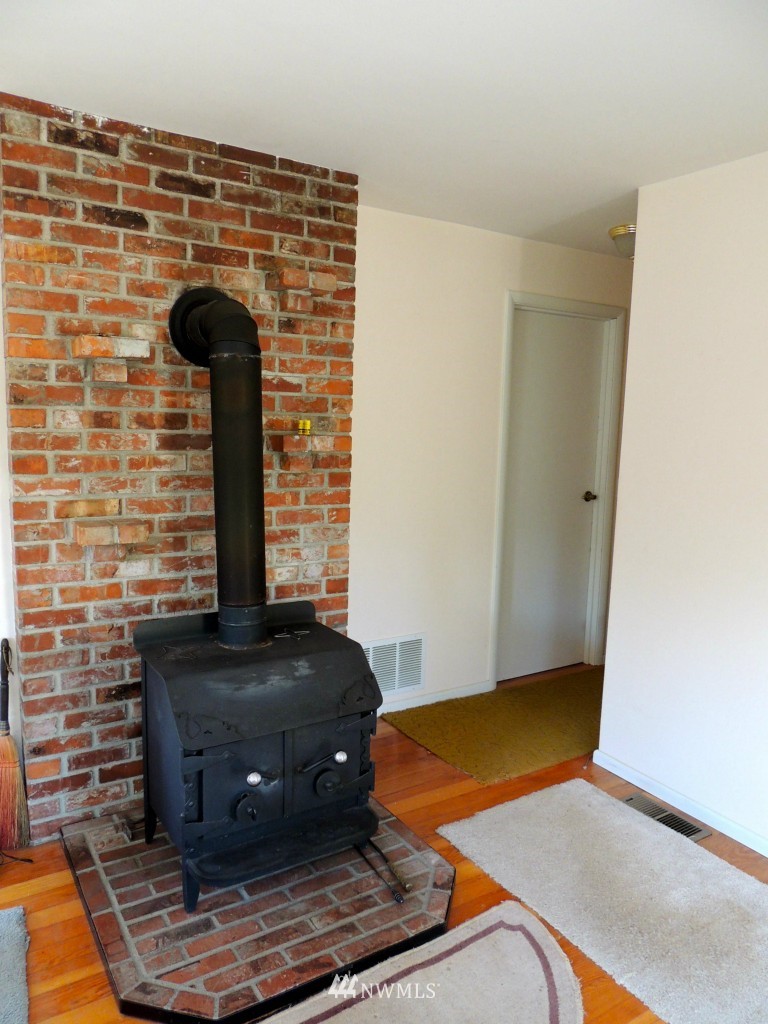 7230 Cultus Bay Road Clinton, WA 98236 - Photo 6 of 25 Gallery Image 6