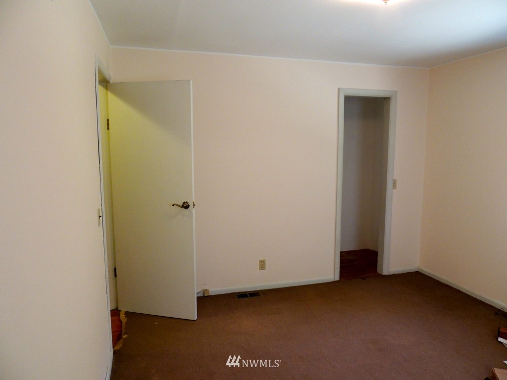 7230 Cultus Bay Road Clinton, WA 98236 - Photo 9 of 25 Gallery Image 9