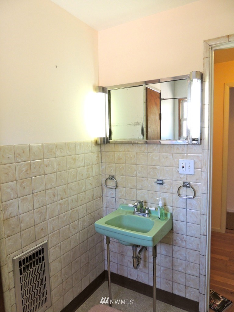 7230 Cultus Bay Road Clinton, WA 98236 - Photo 10 of 25 Gallery Image 10