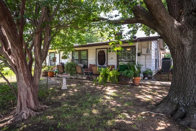 a view of outdoor space yard and porch